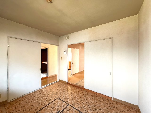 【邑楽郡千代田町福島　中古物件　キッチン】　キッチンから和室と廊下につながっています。