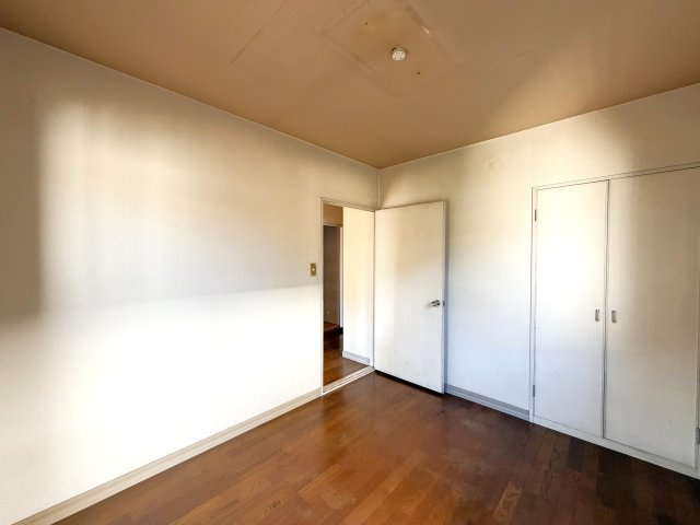 【邑楽郡千代田町福島　中古物件　洋室】　南東角の洋室です。玄関ホール(廊下)へ繋がっています。