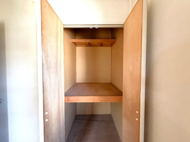 【邑楽郡千代田町福島　中古物件　洋室収納】　南東角の洋室の収納です。