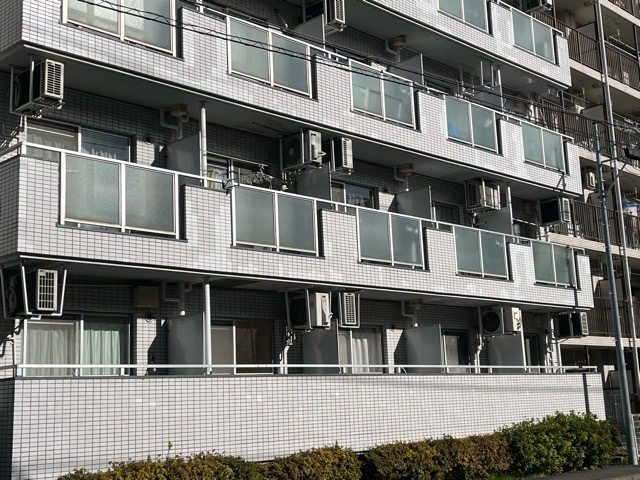 一般的なバルコニーは、奥行1.5ｍ程ですが、ワイルドバルコニーは2ｍまで広がっています。そのため洗濯物の間隔をあけ干すことができ、乾きやすいというメリットや、ガーデニングが楽しめる等の特徴があります。