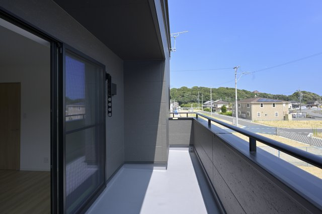 主寝室から出入りできるバルコニー。布団の天日干しなどもスムーズです。