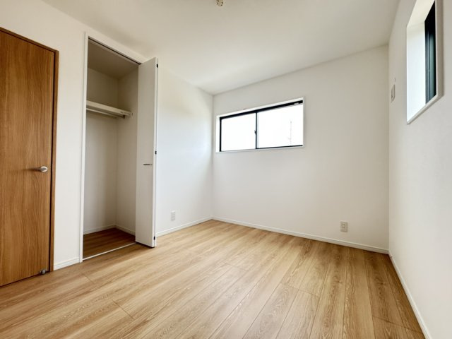 2階には5.3帖の洋室が2部屋。子供部屋・趣味部屋・書斎など、ライフスタイルにあわせて柔軟に活用できます。各部屋クローゼット完備で、お部屋のスッキリを保つことができます。
