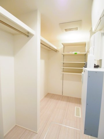 寝室のウォークインクロー｜大容量で衣服類を収納できます