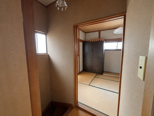 2階和室へとつながるホール部分です。各居室が独立した配置となっており、ご家族の生活リズムに合わせた暮らしが可能。窓からの採光により明るさも確保されており、移動の際にも開放感を感じられます。