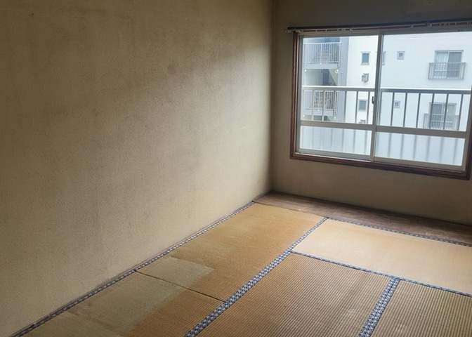 寝室でゆっくりと過ごすためにはベッド周りの適度な空間を担保することや窓の位置、照明の明るさ、寝室の広さなどを考える必要があります。自身や家族の構成とライフスタイルに併せて寝室にする部屋を選びましょう！