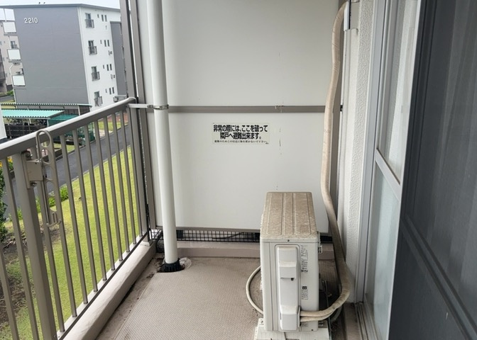 バルコニーは、室外の専用スペースのうち、「屋根がなく開放された空間」であるものを指します。ベランダより広いタイプのものが多く、日当たりもよいため家庭菜園などを楽しみたい人にとって適した環境となります。