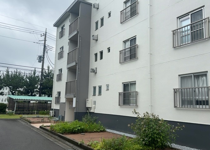 外観はマンション管理がされているかの目安になります。築年数が古いと、壁面は劣化してひび割れが生じることも！建物が古びていても細かいところが修繕されていると、きちんと管理されているなぁと感じるでしょう。