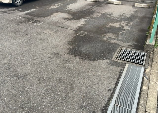 車一台あたりに必要なスペースは、標準サイズの普通自動車で横幅2m50cm、長さ5mは必要になります。ただし、乗降のことも考慮して横幅3m30cm、長さ5m50cmほどは確保できるところを選びましょう。