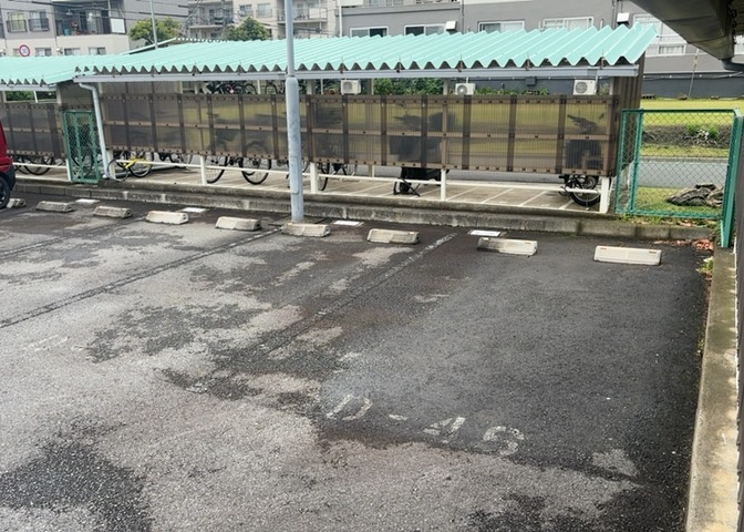 駐車場と明記されていても、最小スペースでつくられた駐車場だと大型車は駐車できなかったり、出入りしにくくなったりする可能性があります。お車のサイズと購入したい物件の駐車場のサイズを現地で確認しましょう。