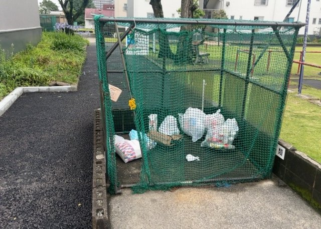 共有部分は、住民なら誰もが使える設備のこと。例えば駐車場やエレベーター、インターネット設備、セキュリティ設備などがあります。他にも、マンションの廊下・外部階段やエントランス・ゴミ置き場などがあります。