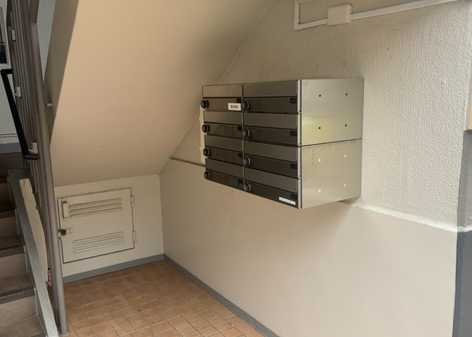 エントランス付近に設置されている集合ポストは、住んでいる部屋と離れているため、ポストをあさるなど誰かに何かされていても被害に気づきにくいです。入居する時には他人に特定されにくい番号で鍵をかけましょう！