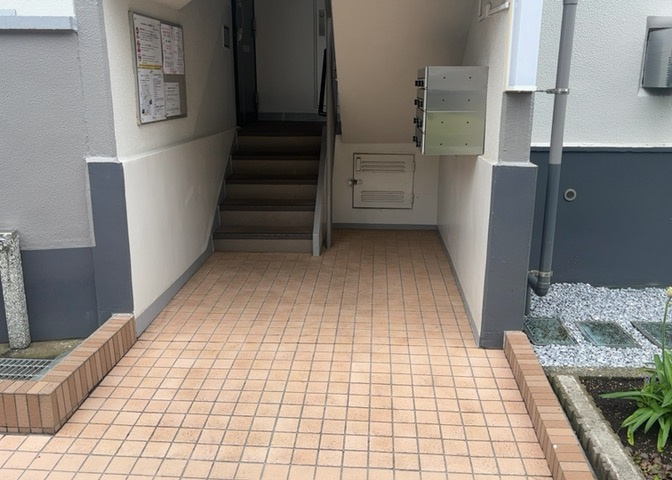 受付はマンションコンシェルジュがいる場合もあれば、管理人が滞在する小部屋を総称して呼ぶことがあります。主にエントランスに設置されていることから、防犯面でも期待ができます。防犯設備がない場合はより安心！