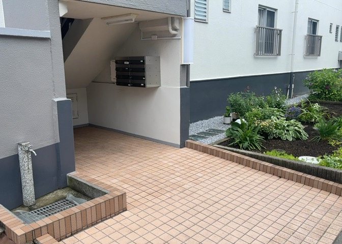 ラウンジは、マンションの共用スペースに椅子やテーブルなどを配置した利用者が寛げる空間です。屋内型ラウンジと屋外型ラウンジがあります。共用部分の管理状況と合わせて、詳細については現地でご確認ください。