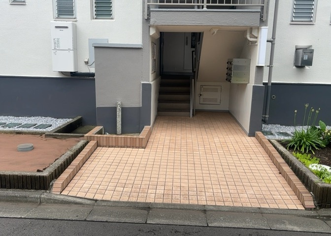ロビーというと、エントランスと何がちがうの？と思いますよね。実はロビーとエントランスには明確な決まりはありません。物件によっては、エントランスを入って広がるある程度の広さのある空間がロビーとなります。