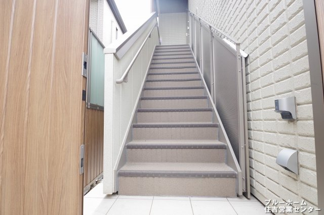 住居スペースには外階段でアクセスできますので、店舗としっかりと区別することができます