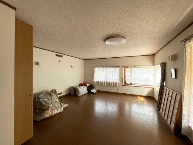 広々とした14帖の洋室。洋室の窓は色々な角度から光が取り込めて、明るさを演出してくれるこだわりの間取り。室内には豊かな陽光が注ぎ込み、爽やかな住空間を実現できます。