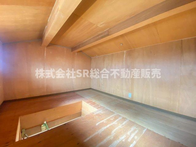 屋根裏収納があり季節ごとの使わない物等をたくさん収納できます！
