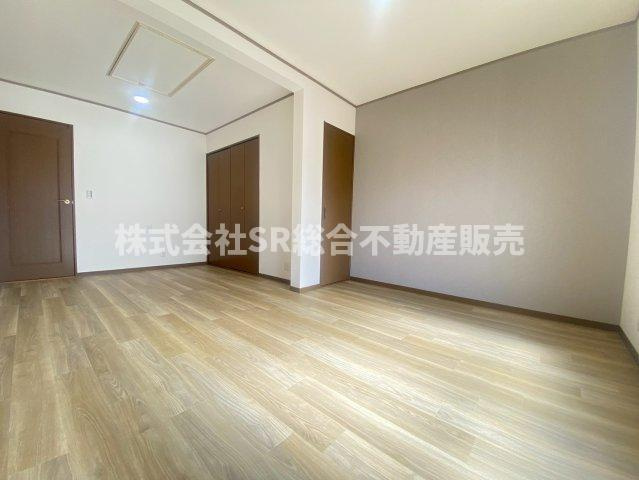 広くて明るい寝室
