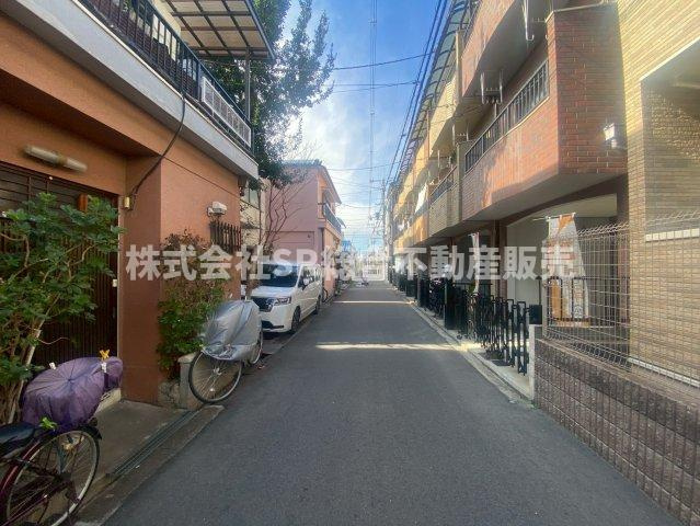 前面道路含む現地写真です