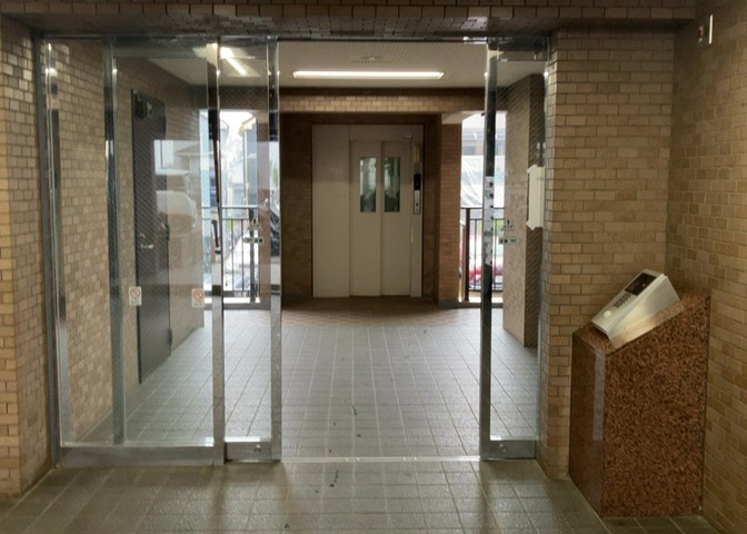 マンションのエントランスには、もともと風よけや防犯の役割がありますが、マンションによって宅配ボックスなどの設備が備わっている所もあります。日々の生活をイメージしながら生活しやすさをチェックしましょう。
