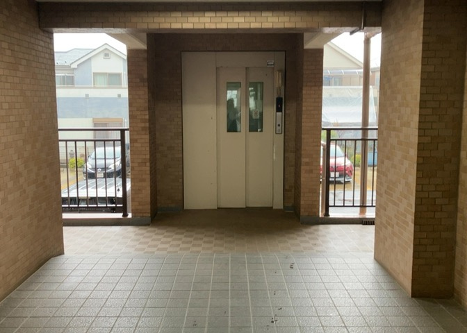 ラウンジは、マンションの共用スペースに椅子やテーブルなどを配置した利用者が寛げる空間です。屋内型ラウンジと屋外型ラウンジがあります。共用部分の管理状況と合わせて、詳細については現地でご確認ください。