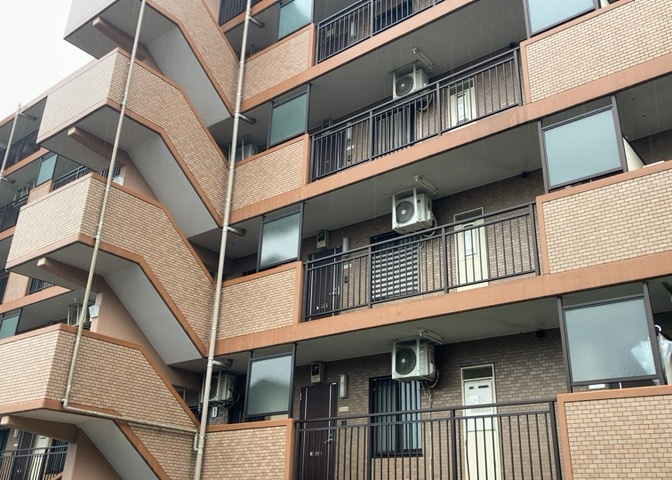 共用部分は、一棟の建物に住む区分所有者全員が共同で所有するとし、共用部分の管理、補修などは、区分所有者で形成される管理組合が行います。個人の判断で勝手に変更することはできませんので覚えておきましょう。