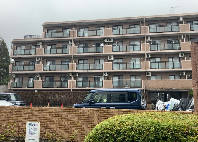 ＲＣ造、Reinforced　Concreteは直訳すると補強されたコンクリートです。主に柱や梁・床・壁が鉄筋とコンクリートで構成おり、鉄筋を組んだ型枠にコンクリートを流し込んで固めたものを指します。