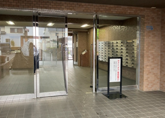 玄関は家の顔でもあり、家族以外の目にも止まる場所です。玄関は外との間を仕切る扉、靴などをしまっておく収納スペース、靴脱ぎのたたきスペース、来客とのやり取りをするドアホンなど複数のアイテムからなります。