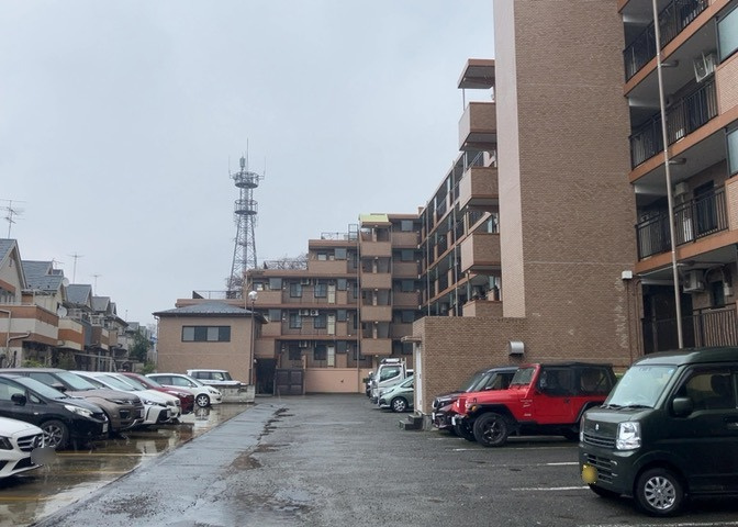 共用部分は、一棟の建物に住む区分所有者全員が共同で所有するとし、共用部分の管理、補修などは、区分所有者で形成される管理組合が行います。個人の判断で勝手に変更することはできませんので覚えておきましょう。