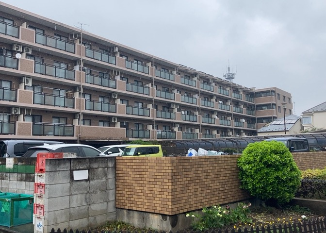 外観はマンション管理がされているかの目安になります。築年数が古いと、壁面は劣化してひび割れが生じることも！建物が古びていても細かいところが修繕されていると、きちんと管理されているなぁと感じるでしょう。