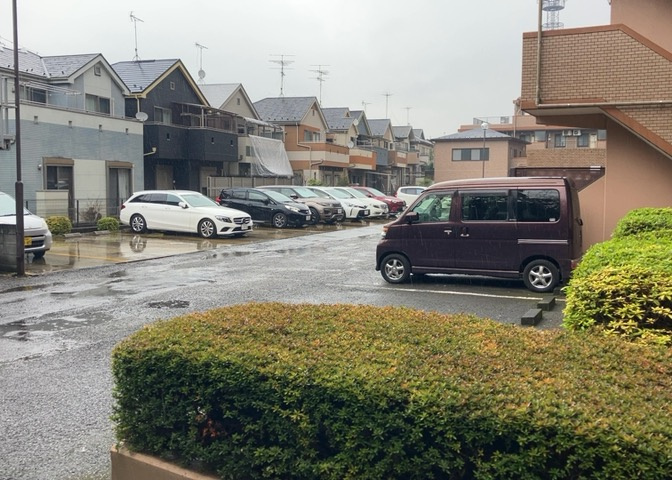 駐車場と明記されていても、最小スペースでつくられた駐車場だと大型車は駐車できなかったり、出入りしにくくなったりする可能性があります。お車のサイズと購入したい物件の駐車場のサイズを現地で確認しましょう。