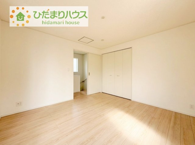 大きなベッドを置いても余裕の広さの主寝室♪