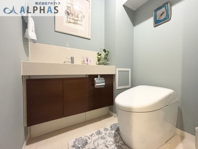 ■高機能タンクレストイレ♪手洗い付き！　■トイレには収納棚がありお掃除グッズも隠せます♪