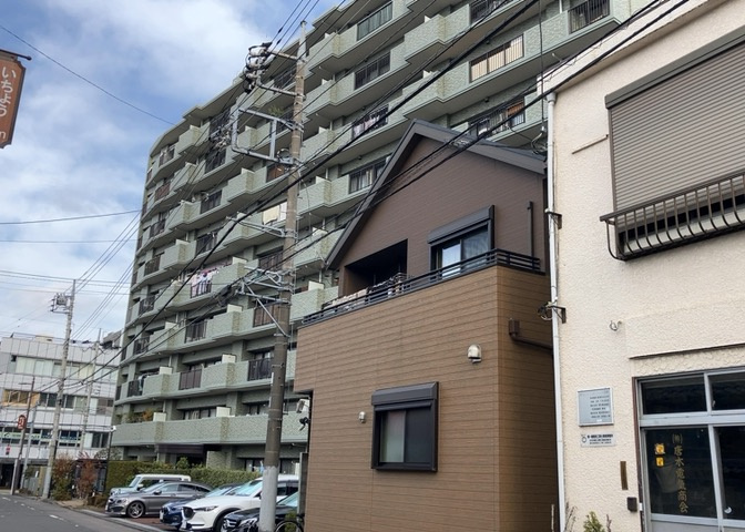 外観はマンション管理がされているかの目安になります。築年数が古いと、壁面は劣化してひび割れが生じることも！建物が古びていても細かいところが修繕されていると、きちんと管理されているなぁと感じるでしょう。