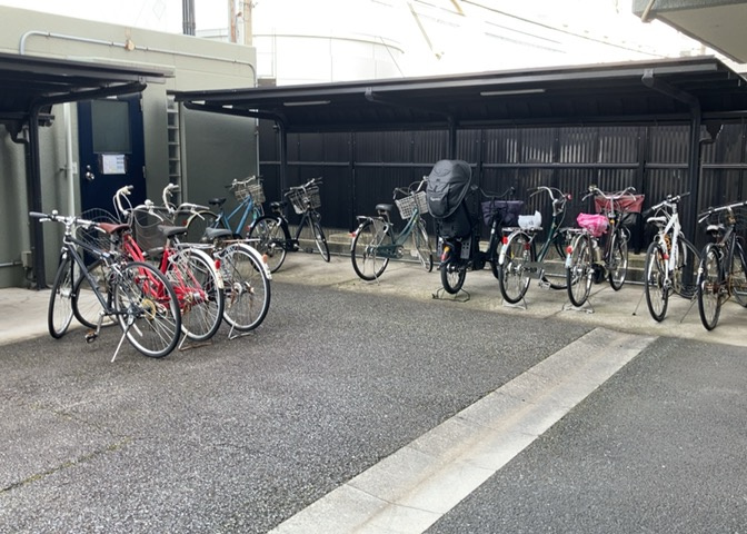 車一台あたりに必要なスペースは、標準サイズの普通自動車で横幅2m50cm、長さ5mは必要になります。ただし、乗降のことも考慮して横幅3m30cm、長さ5m50cmほどは確保できるところを選びましょう。