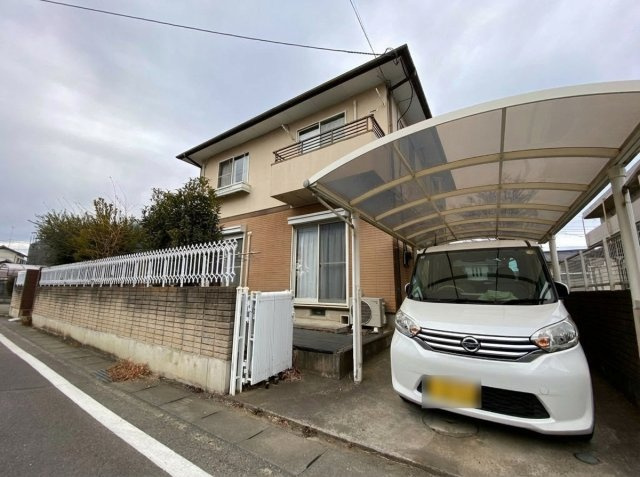 大切な愛車を守るカーポート完備。ゆとりある前面道路で毎日の出し入れもスムーズです。