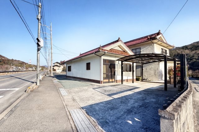 母屋とは別に設けられた離れは、独立性が高く多目的に活用できる空間。趣味部屋や書斎、来客用スペース、ライフスタイルに合わせた使い方が可能。母屋と程よい距離があることで、プライバシーも確保。