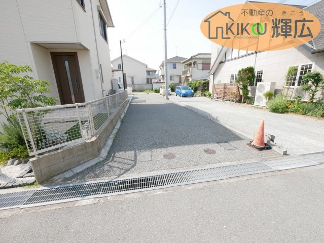 幅員は広々約5メートルございます。お車の運転が苦手な方でも安心ですね