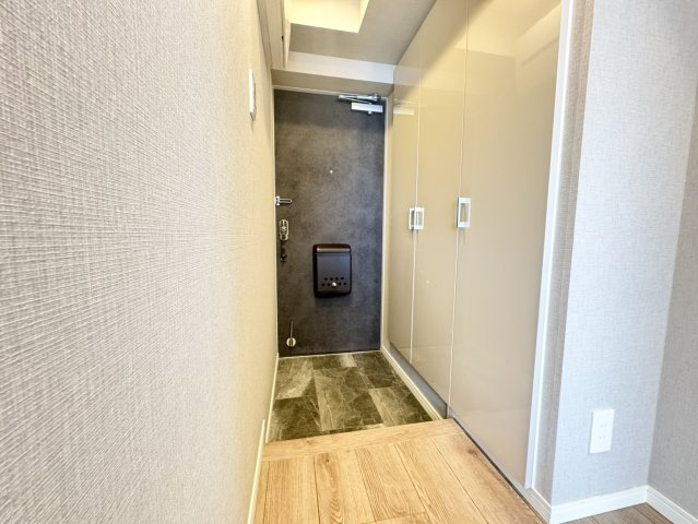 収納力のある玄関収納を新規交換。靴や小物をすっきり整理でき、毎日の「いってきます」と「ただいま」を気持ちよく迎えられる空間です。