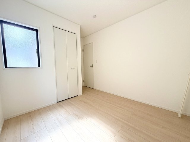 1階5帖の洋室。各居室収納ございます。