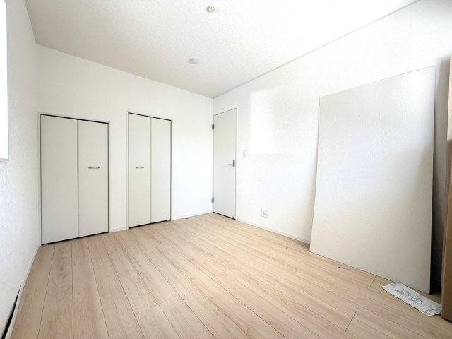 1階6帖洋室には2ヶ所のクローゼット。