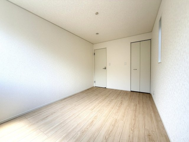 2階6.75帖の洋室。奥にはウォークインクローゼット。