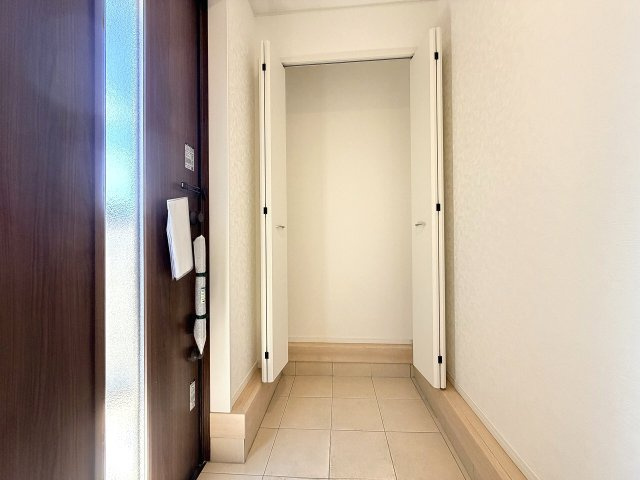 玄関にはフリースペースタイプのシューズクロークを採用。