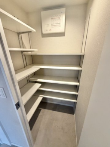 玄関には大型のシューズインクロークがあります