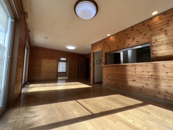 【鶴川2丁目　一戸建て の居間】