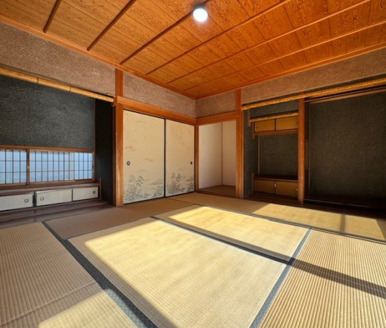 1階8畳和室♪　日当たりよく気持ちいいです!(^^)!