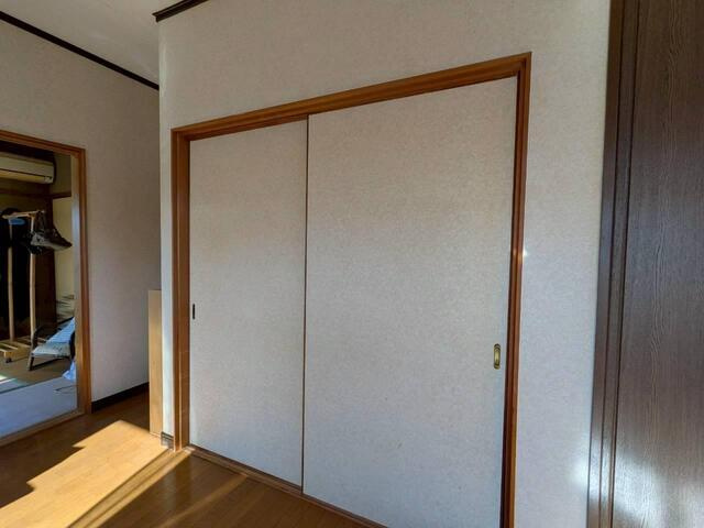 お部屋のインテリアを邪魔しない、シンプルな引き戸式収納。