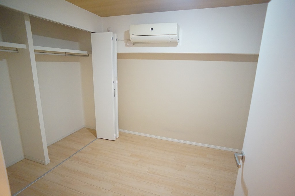 【洋室5.35帖】通路側のお部屋ですがエアコン設置可能☆（隠ぺい配管施工）