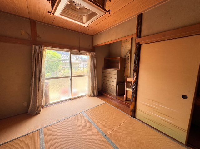 大きな窓から庭側の景色を望める、落ち着きのある1階和室です。窓から自然光を取り込みやすく、畳ならではのくつろぎを感じられる空間。床の間を備えた趣のある造りで、和の住まいがお好きな方にもおすすめです。