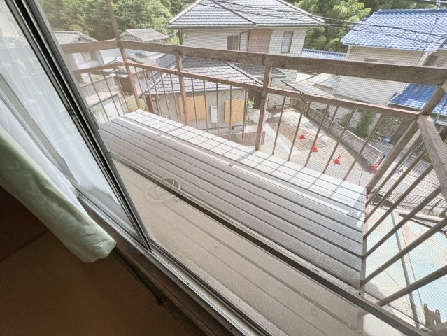 洗濯物を干すスペースとしてはもちろん、外の空気を感じながら気分転換できる場所としても活用できます。室内へ風を取り込みやすく、物件の魅力でもある風通しの良さを感じられるスペースです。
